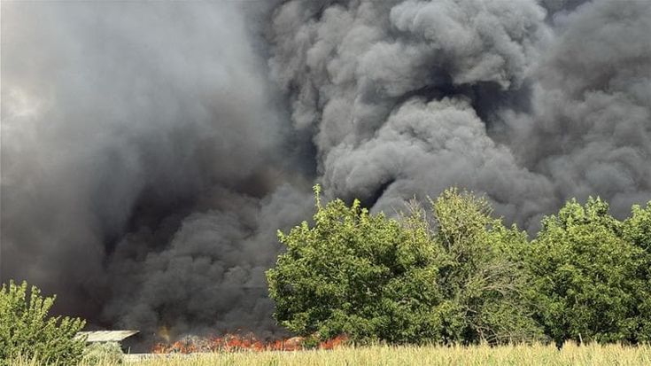 Incendio ad Airola: a fuoco sito di stoccaggio, il Comune chiede di lasciare abitazioni