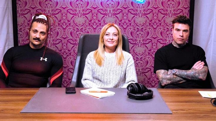 La premier e il rapper. L’eterna ricerca del “wow” dei politici in difficoltà