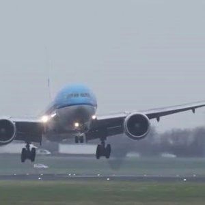 Aeroporti, decine di voli cancellati per lo sciopero a Pisa e a Firenze