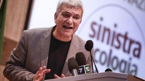 Nichi Vendola dimesso dall'ospedale dopo l'infarto: "Sono tornato a casa dai miei cari"