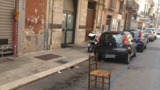 Bari, in centro occupano i parcheggi con le sedie: 173 euro di multa per sette
