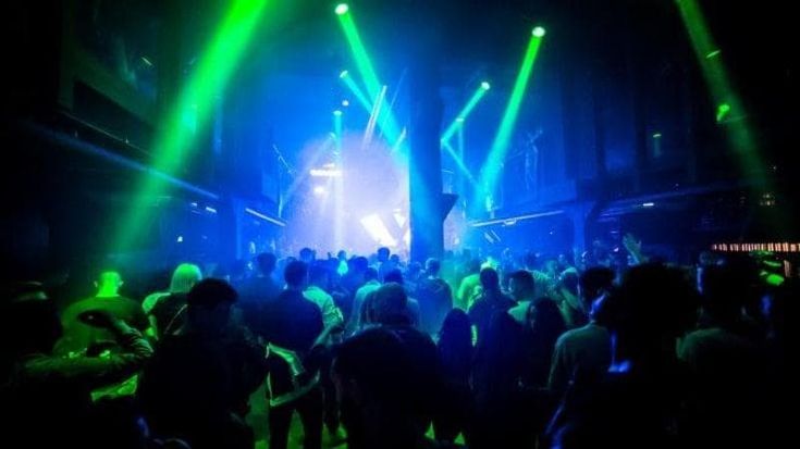 Monopoli, maxi rissa all’uscita di una discoteca a Capitolo: grave un 24enne, è in prognosi riservata
