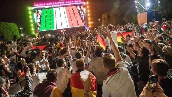 Euro 2016, Parigi: scontri tra ultras britannici, decine di feriti leggeri