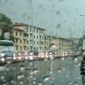 Maltempo, neve e pioggia in Toscana: codice arancione