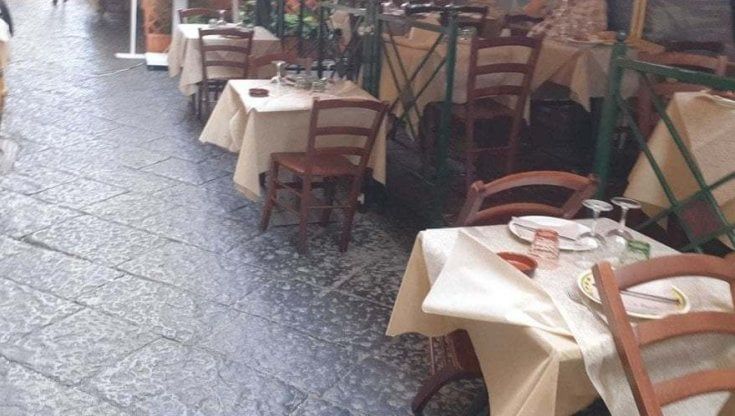 Tavolino selvaggio a Napoli, vernice sull'asfalto per fermare le occupazioni