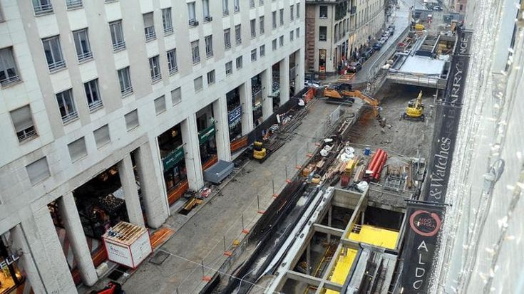 Il parcheggio infinito di San Babila: dopo vent’anni in via Borgogna si avvicina la chiusura del cantiere della ‘grande voragine’