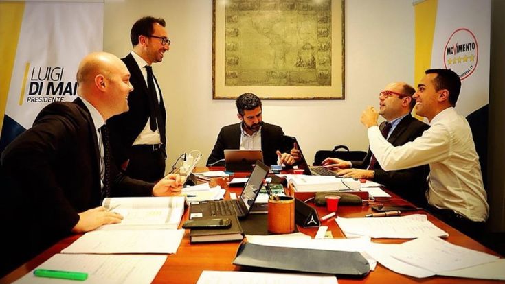 Un cerchio magico per Di Maio: così comincia il dopo Grillo