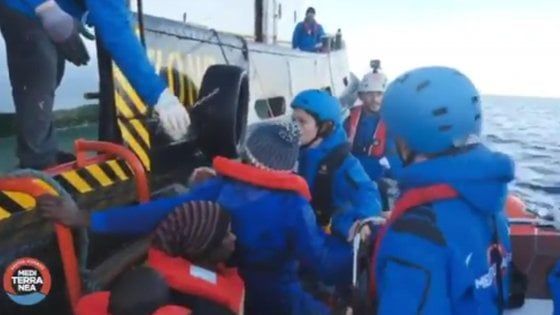 Da Genova l'appello al sindaco: "Aprite i porti alla Mare Jonio con i suoi migranti"