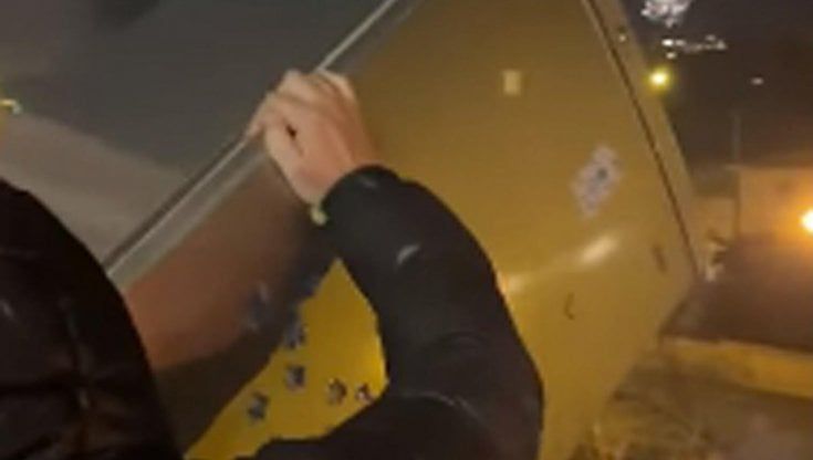 Frigorifero lanciato dal balcone, a Taranto si costituisce il responsabile: multa da migliaia di euro e segnalazione in Procura