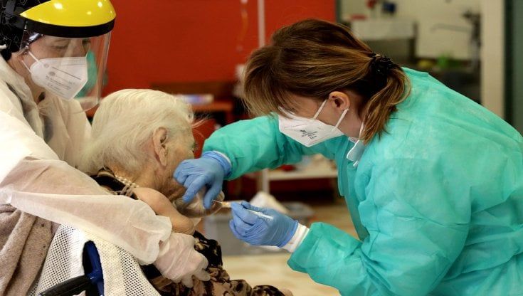 Massimo Andreoni: "Età e patologie, ecco a chi conviene fare subito la quarta dose. Perché non è sempre vero che Omicron fa pochi danni"
