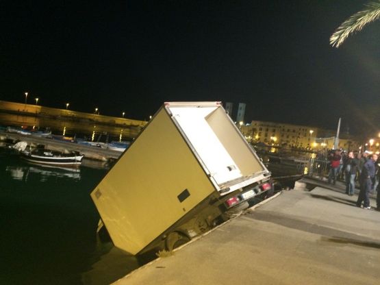 Carica il pesce e scorda il freno a mano, il camion frigo finisce in mare