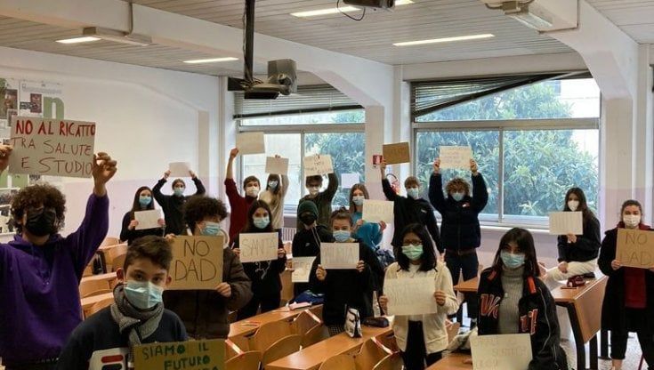Torino, gli studenti occupano il liceo Volta: "Basta didattica a distanza"