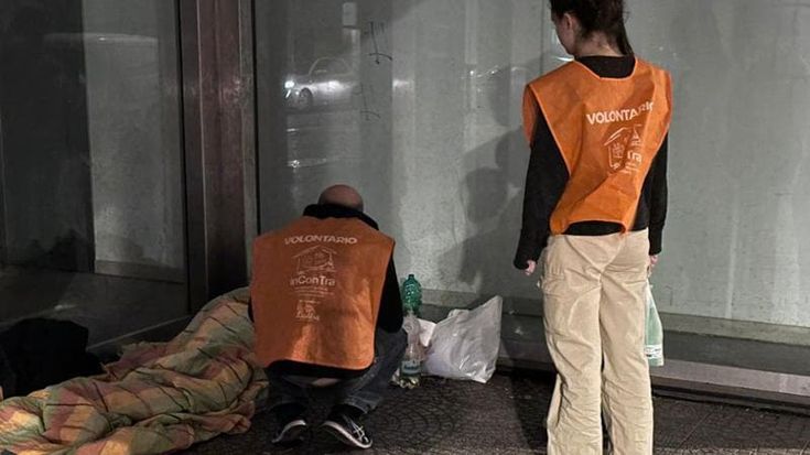 Bari, senzatetto picchiato da una baby gang mentre dorme su una panchina: finisce in ospedale