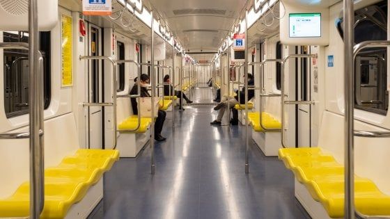 Coronavirus a Milano, metropolitane a numero chiuso e salite limitate sui bus: il piano di Atm e Comune per tornare a viaggiare