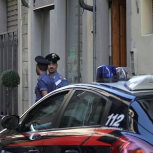 Picchia moglie e figlia, ai carabinieri dice: "Non rispettano l'uomo di casa"
