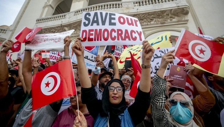 Tunisia al voto, tra scarsa rappresentanza femminile e boicottaggio dei partiti: le donne candidate erano il 48% nel 2014, oggi solo il 15%