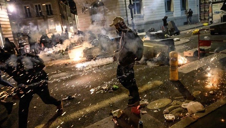 Pensioni, Parigi brucia: per Macron ora l’incubo di elezioni anticipate