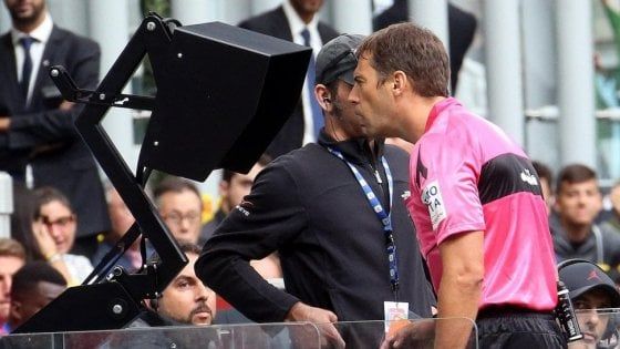 Calcio: la Uefa ha deciso, Var in Champions dal 2019/20