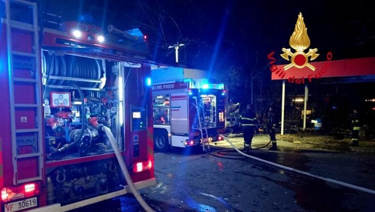 Fiamme a un distributore di benzina, arrestato piromane. Potrebbe aver dato fuoco al dehor del Savoy