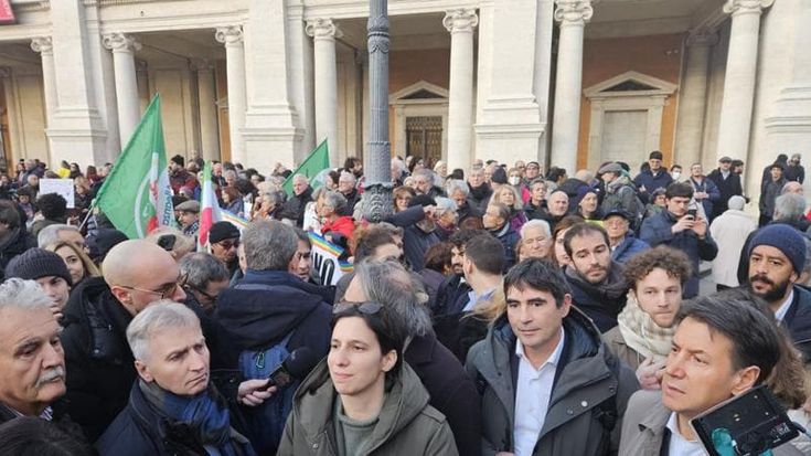 Schlein in piazza per l’Iran: “Pieno supporto a lotta di popolo, repressione inaccettabile”
