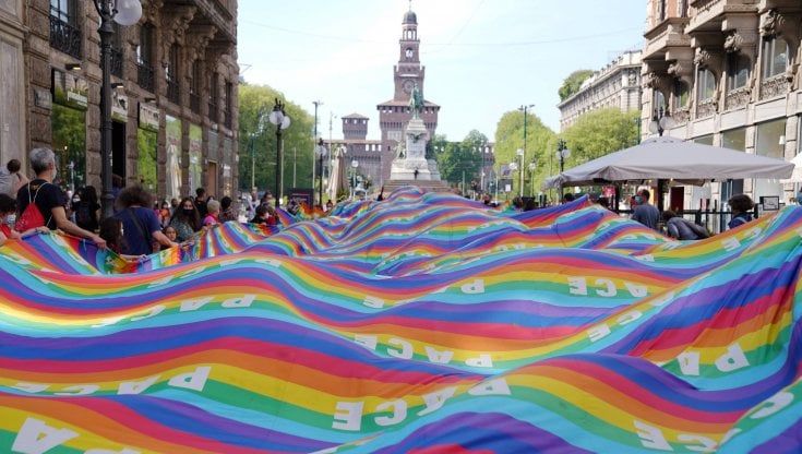 25 Aprile a Milano, centinaia di persone al presidio in piazza Castello. Pagliarulo (Anpi): "Dobbiamo essere partigiani della Costituzione"