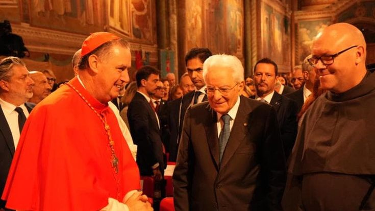 Mattarella ad Assisi: “Il mondo si illumini e indichi la via della pace”