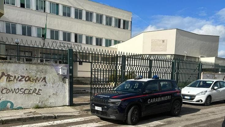Lecce, vandali nel liceo “Banzi Bazoli”. Allarme in città: è il secondo raid in una scuola in 24 ore