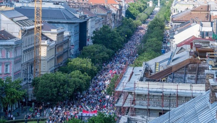 Ungheria, migliaia in piazza contro l'università cinese voluta da Orbán