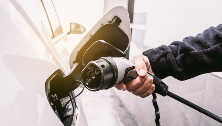 Auto elettriche, flotta a quota 100 milioni nel 2026