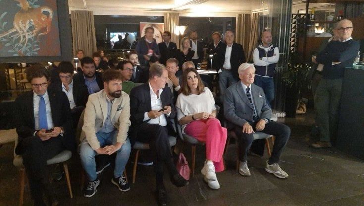 Fratelli d'Italia, Santanchè raduna tutti sulla terrazza a Milano: "Siamo forza di governo". Meloni chiede sobrietà