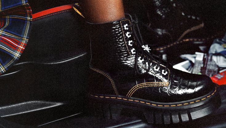 Dr. Martens assieme a Marc Jacobs per anfibi rock stile anni Novanta  