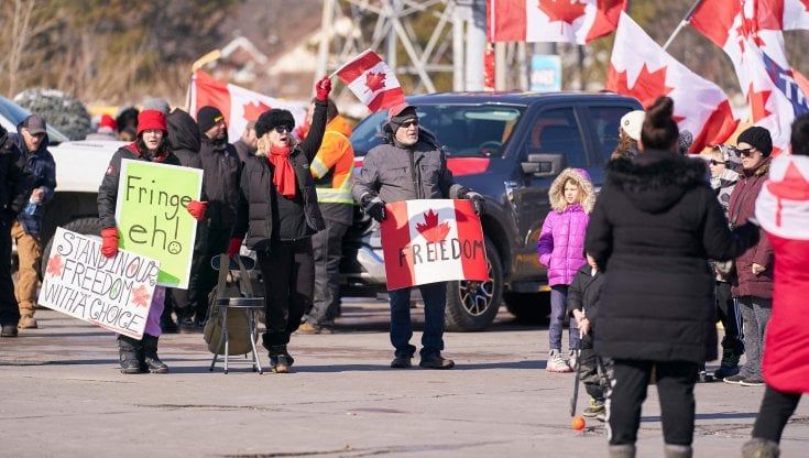 Freedom Convoy, la protesta dei camionisti supera i confini del Canada e raggiunge Usa, Australia e Francia