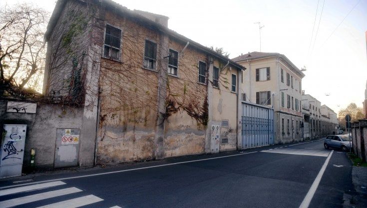 Al Gratosoglio la rabbia dopo le molotov alla fabbrica abbandonata: "Qui per noi la sera c'è il coprifuoco"