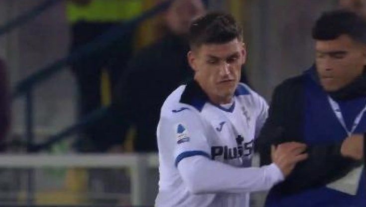 Maehle spinge via un raccattapalle che perde tempo: Lecce-Atalanta finisce in rissa