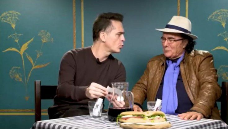 Al Bano, panino e bicchiere con Pedro Alonso. E l'attore spagnolo canta Felicità