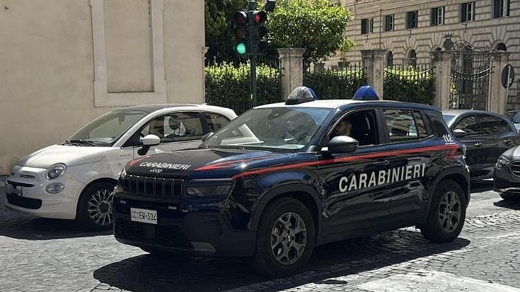 Donna sequestrata, violentata e rapinata in casa nel quartiere Monti. Arrestato un 32enne