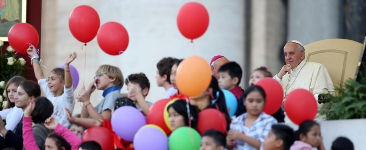 Papa, famiglie di tutto il mondo in piazza San Pietro: "Bisogna saper chiedere scusa"