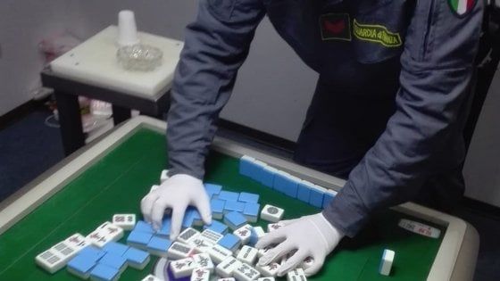 Coronavirus, bisca clandestina di Mah Jong scoperta a Bari: denunciati in nove 