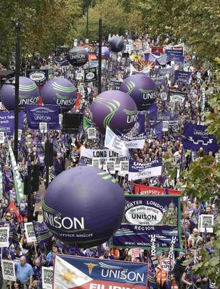 Lavoro, dipendenti pubblici in piazza a Londra per chiedere aumento dei salari