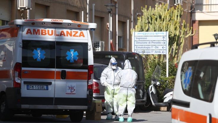 Palermo, casi Covid al Comune e 30 feretri restano bloccati all'ospedale Cervello