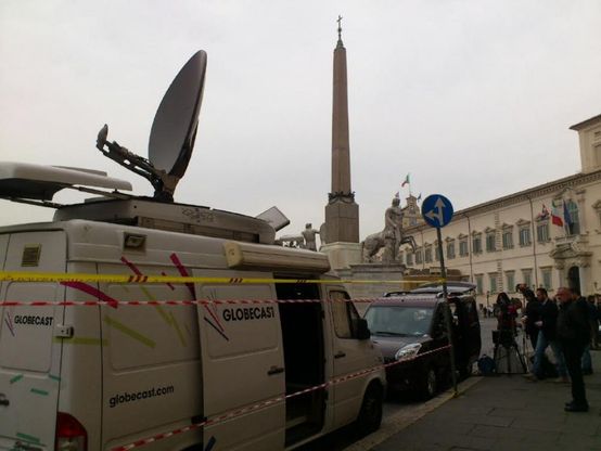 La regina Elisabetta a Roma, l'attesa al Quirinale. In strada le tv di tutto il mondo