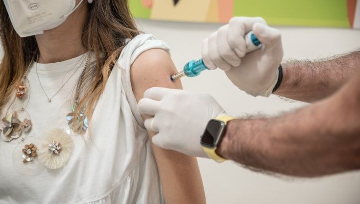 Vaccino Covid: come funziona la siringa senza ago
