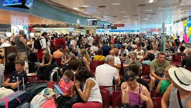 Troppi turisti, ma li vogliamo far atterrare sempre più numerosi