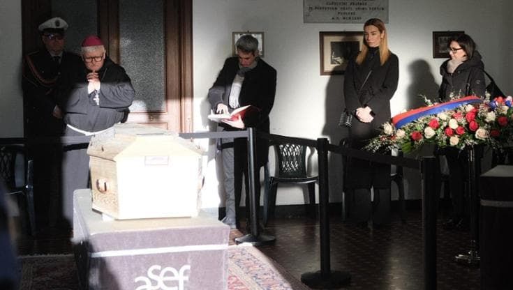 Crans-Montana, il feretro di Emanuele Galeppini è arrivato nella cappella del San Martino