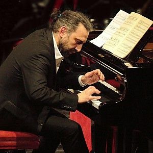 Stefano Bollani: "Che sia jazz, canzoni o classica io improvviso, e voi vi divertite"