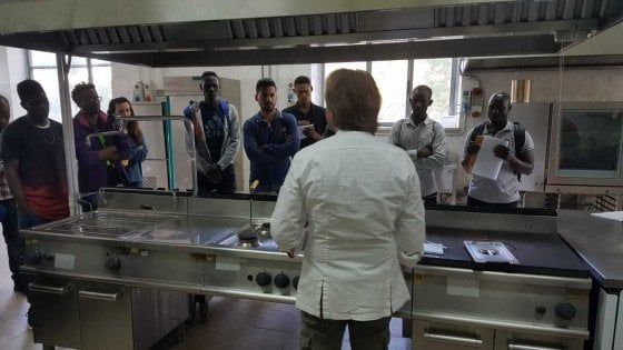 'Sarò chef', 20 immigrati a lezione di cucina: "All'Albeghiero di Brindisi li aiutiamo a casa nostra"