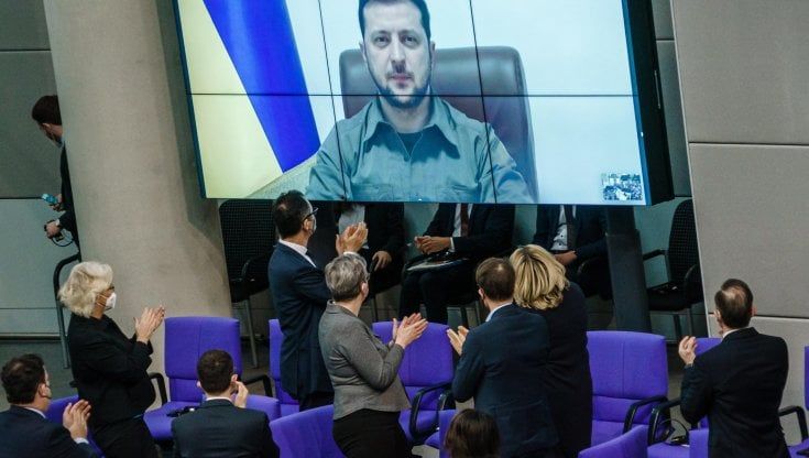 La guerra dei media: creativi e vecchi amici sono le armi di Zelensky