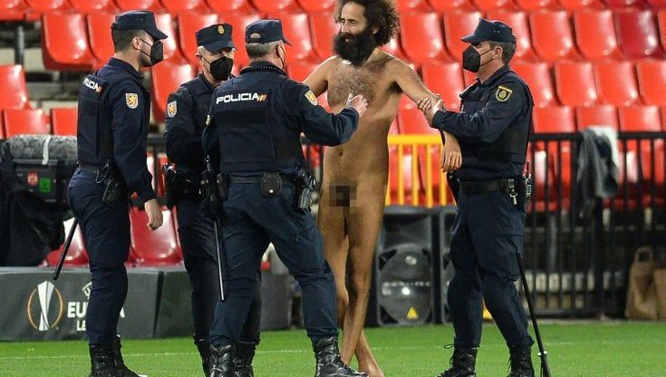 Granada-Manchester United: gara a porte chiuse, ma un uomo nudo invade il campo