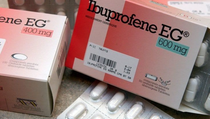 Omicron 5, è caccia all'ibuprofene: le scorte stanno finendo. Il farmacista: "Fabbriche in carenza di stock. Presto sarà introvabile"