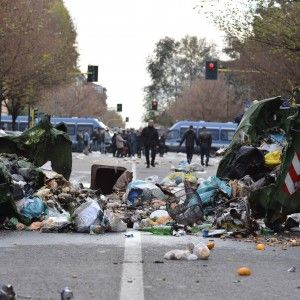 Milano, guerriglia al Corvetto: due centri sociali sgomberati. Barricate per strada e cariche